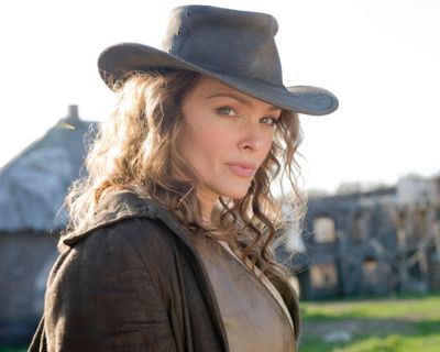 Dina Meyer — photo 14 in the Signet library