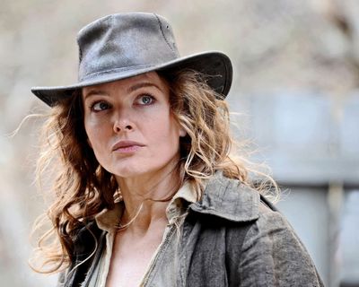 Dina Meyer — photo 17 in the Signet library