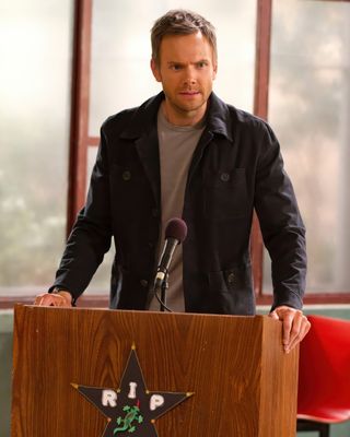 Joel McHale — photo 11 in the Signet library