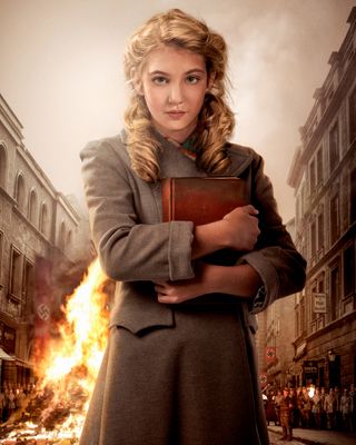 Sophie Nélisse — photo 18 in the Signet library